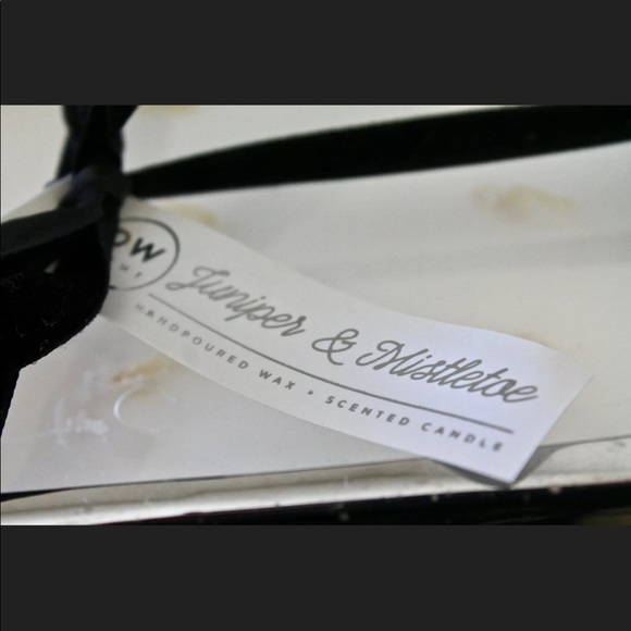 DW HOME JUNIPER & MISTLETOES CANDLE RICHLY SCENT - Picture 2 of 4